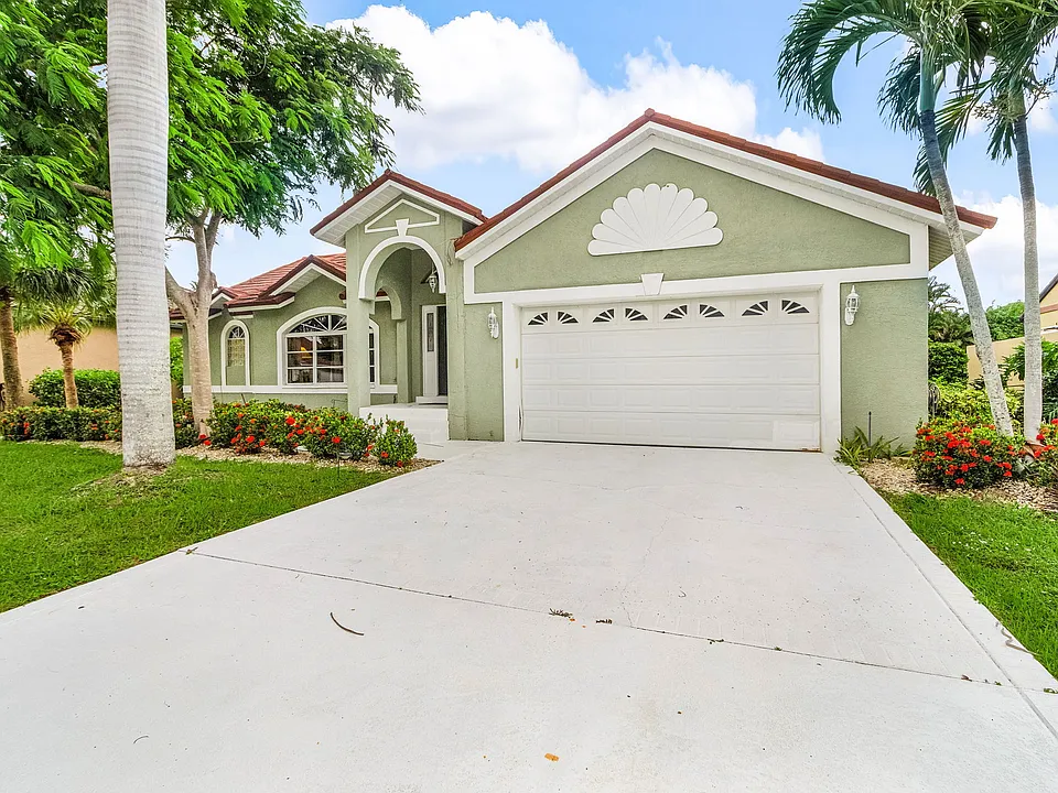 8549 S Lake Cir