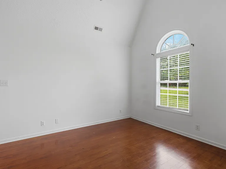 123 Vivian Dr — Photo 3