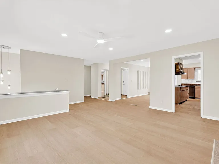 915 James K Blvd — Photo 16