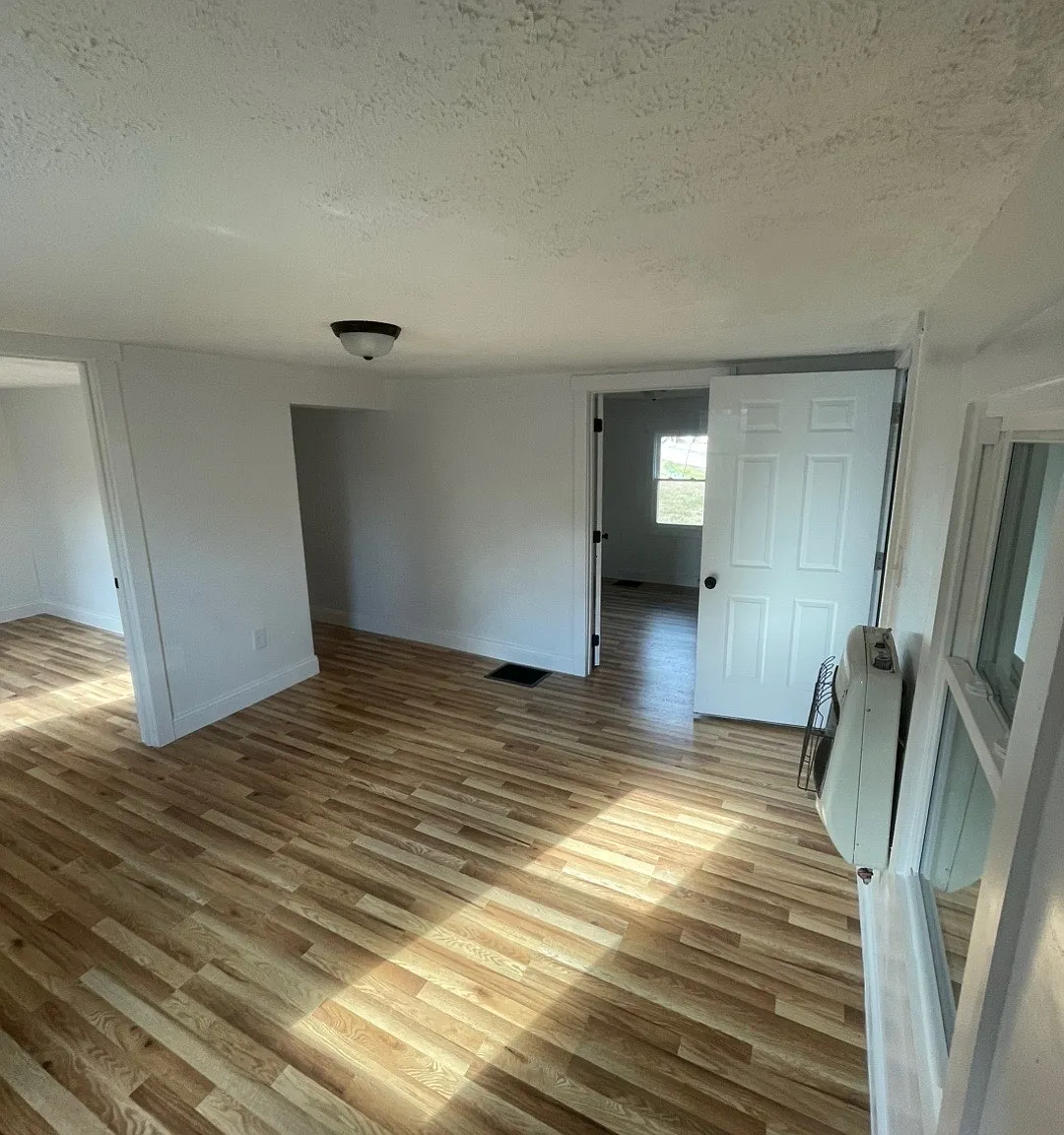 3 bed, 864 sqft, $900 — Photo 1
