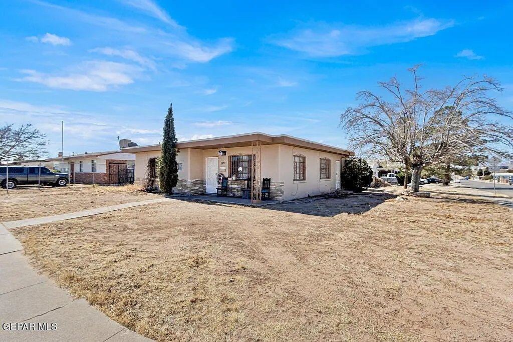 3 bed, 1.0 bath, 1127 sqft, $1,100 — Photo 2