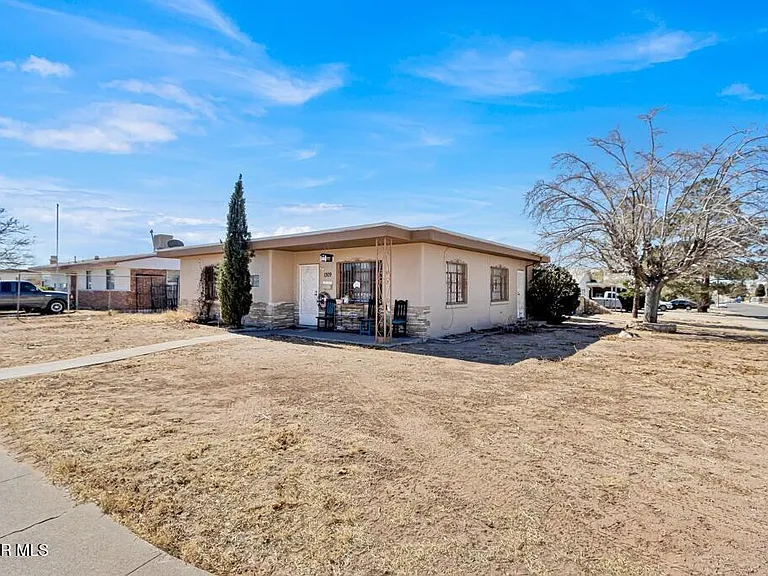 1309 Zuni Pl — Photo 2