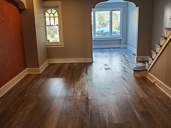 3rd image of 5618 Woodbine Ave