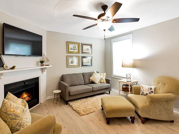 2nd image of 935 Kingsbury Dr APT B