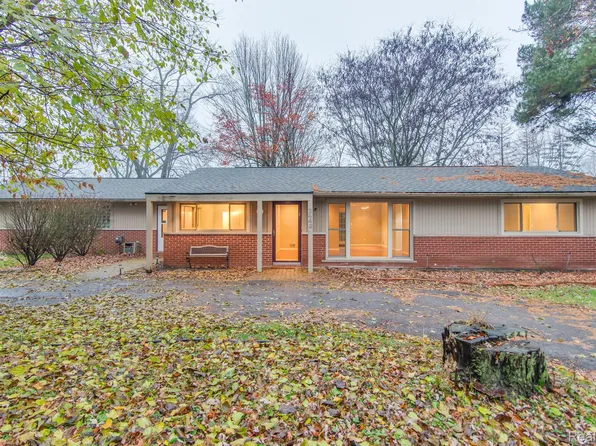 2443 Ivanhoe Dr, West Bloomfield, MI 48324