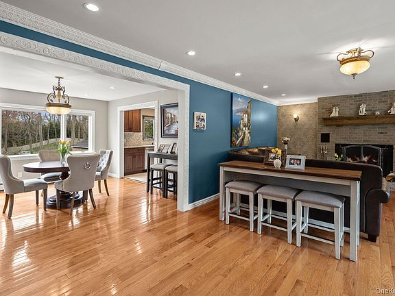 4th image of 431 Woodbury Road