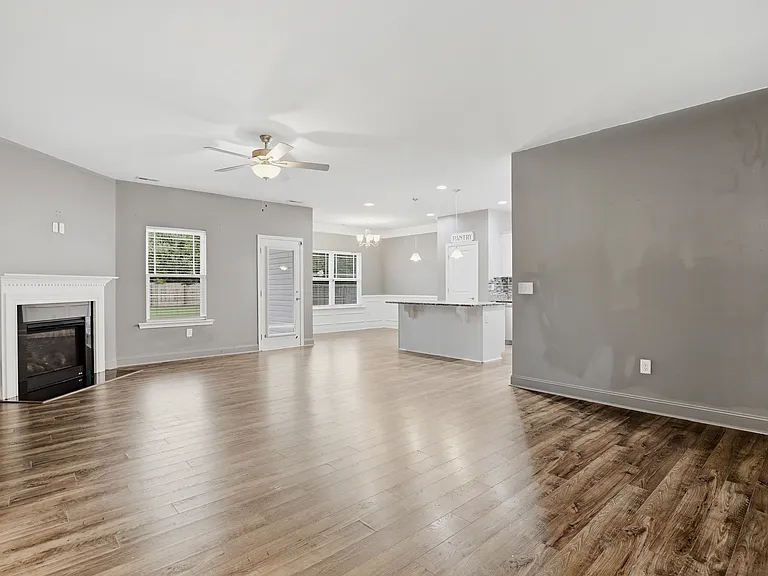 102 Glasgow Ln — Photo 10