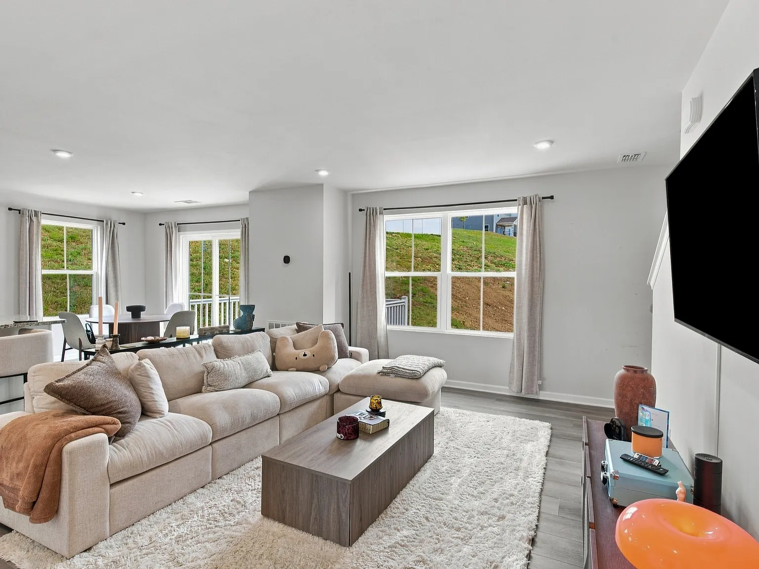 4 bed, 2.5 bath, 1660 sqft, $2,500 — Photo 4