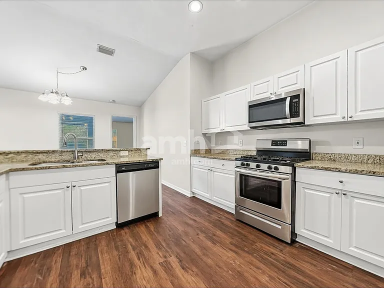 1443 Baythorn Dr — Photo 3