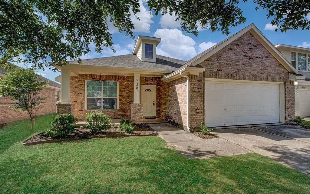 4 bed, 2.0 bath, 2294 sqft, $2,000 — Photo 1