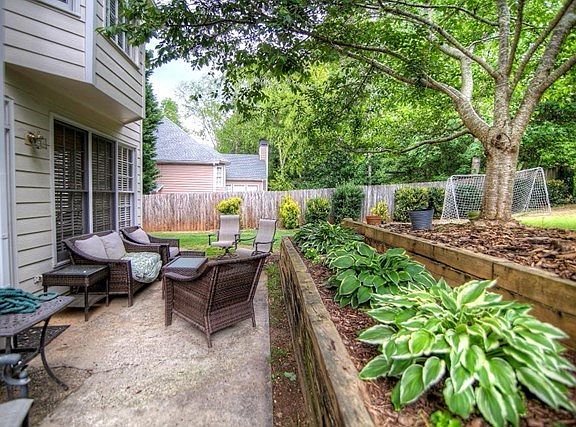 2nd image of 325 Willow Crescent Way