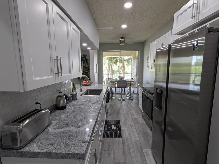 105 Half Moon Cir #F2 — Photo 16