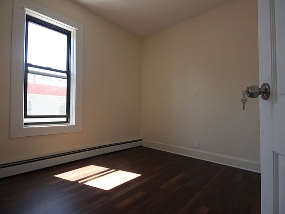 4th image of 479 Irving Ave