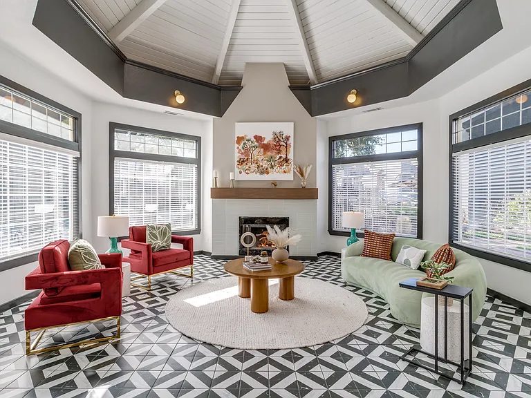 Evaline Apartments — Photo 4