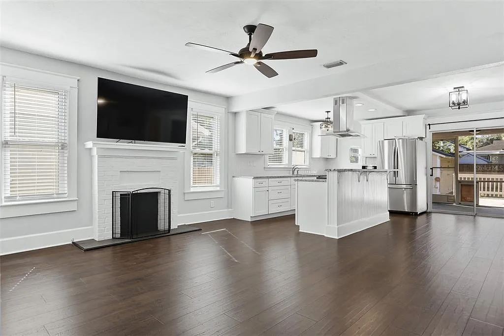 2 bed, 2.0 bath, 1216 sqft, $2,700 — Photo 2