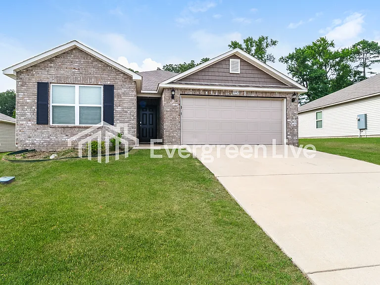 1092 Huntington Dr — Photo 1
