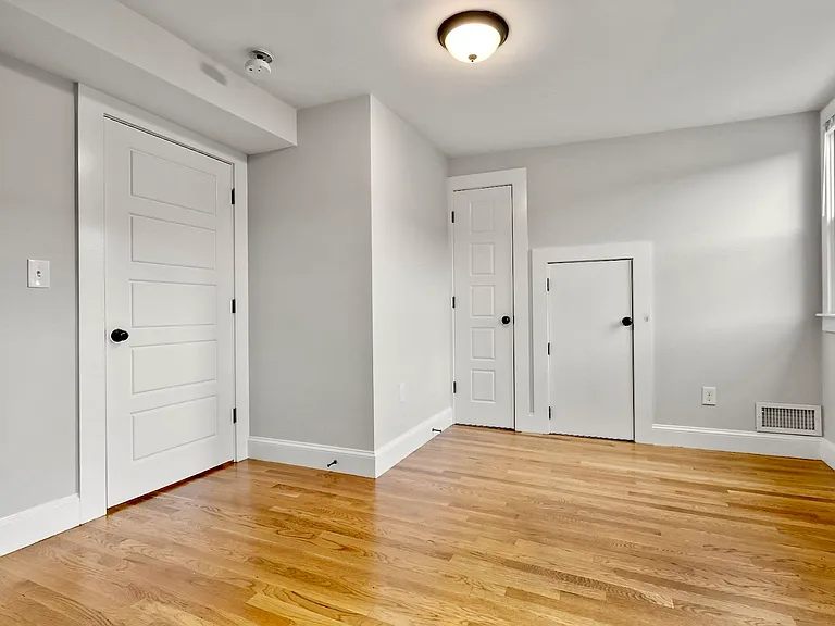 129 Sutherland Rd — Photo 15