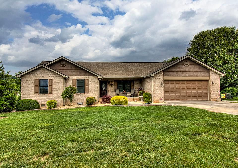 1st image of 1917 Lakebrook Cir