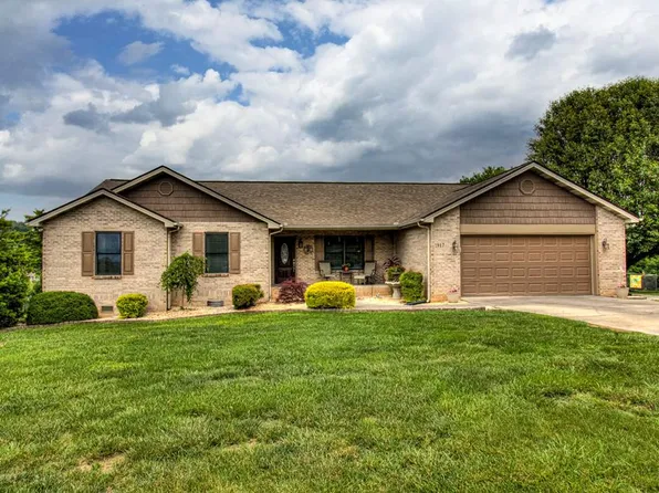 1917 Lakebrook Cir, Dandridge, TN 37725