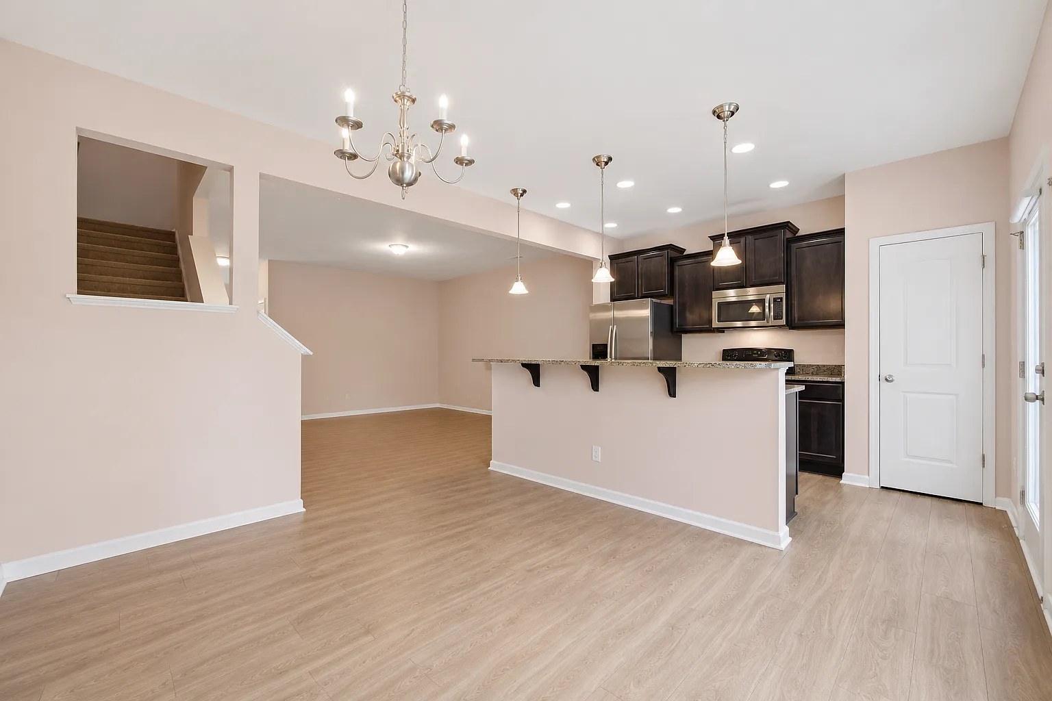 3 bed, 2.5 bath, 1684 sqft, $1,795 — Photo 2