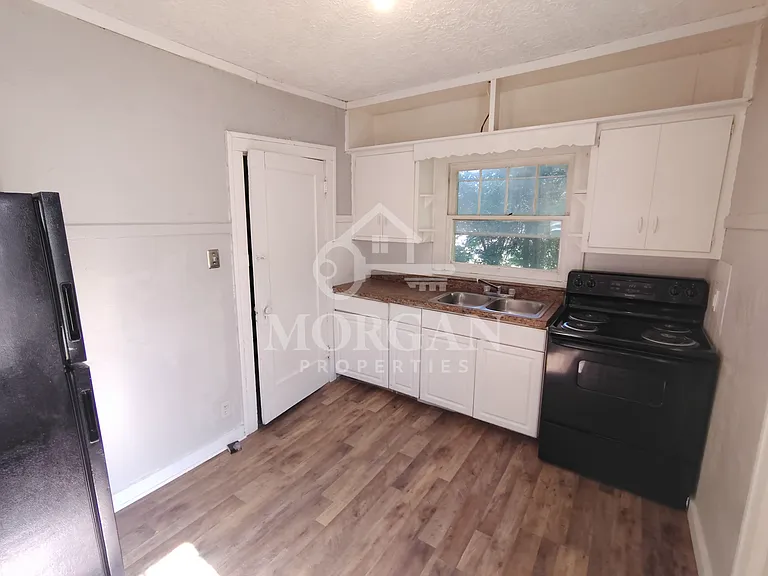 1636 W 10th St — Photo 5