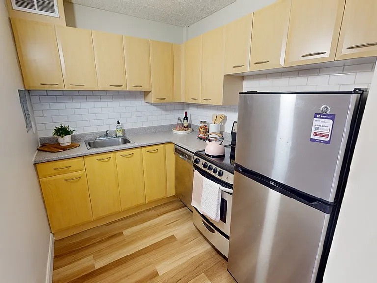 218 Maclaren St — Photo 11