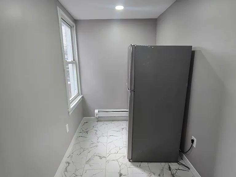 125-127 Redwood Ave #2C — Photo 5