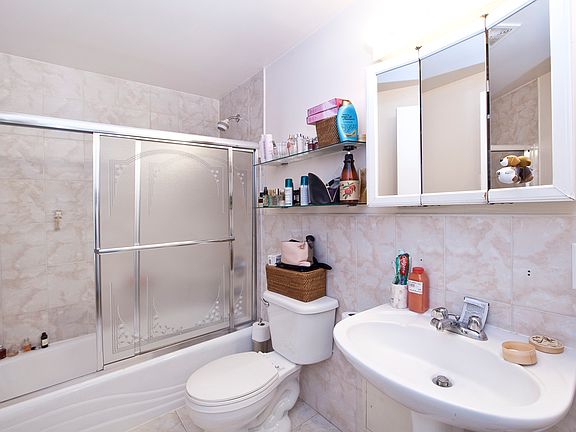 5th image of 422 E 10th St APT 4F
