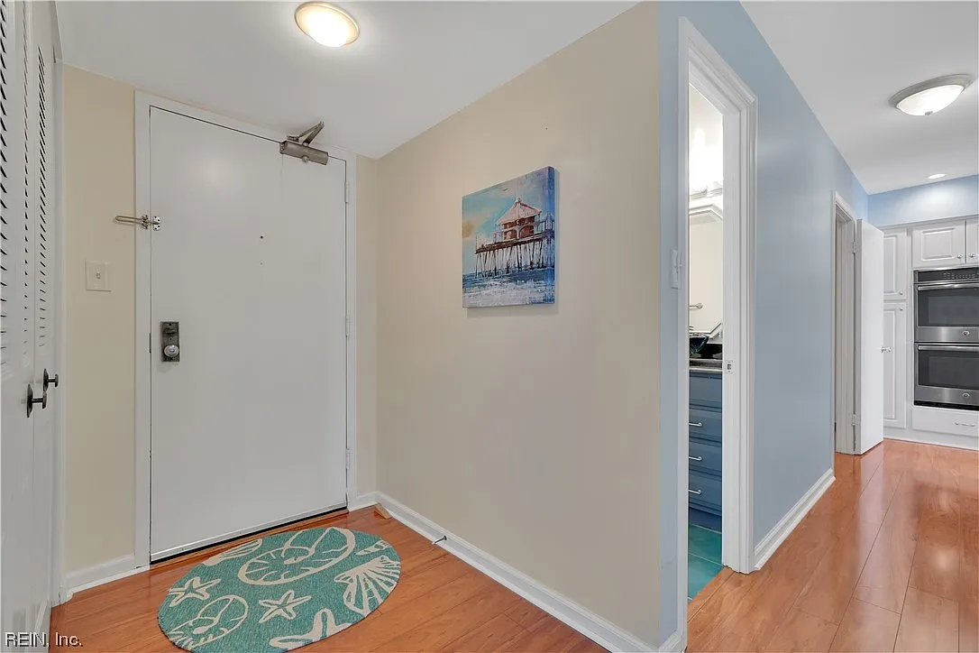 3 bed, 2.5 bath, 2404 sqft, $4,795 — Photo 3