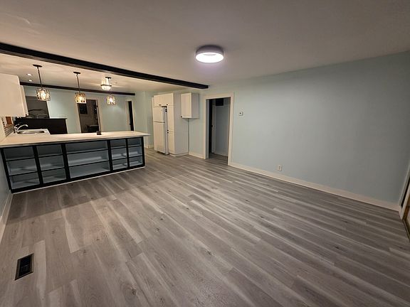 5th image of 6 Stevens Ave E