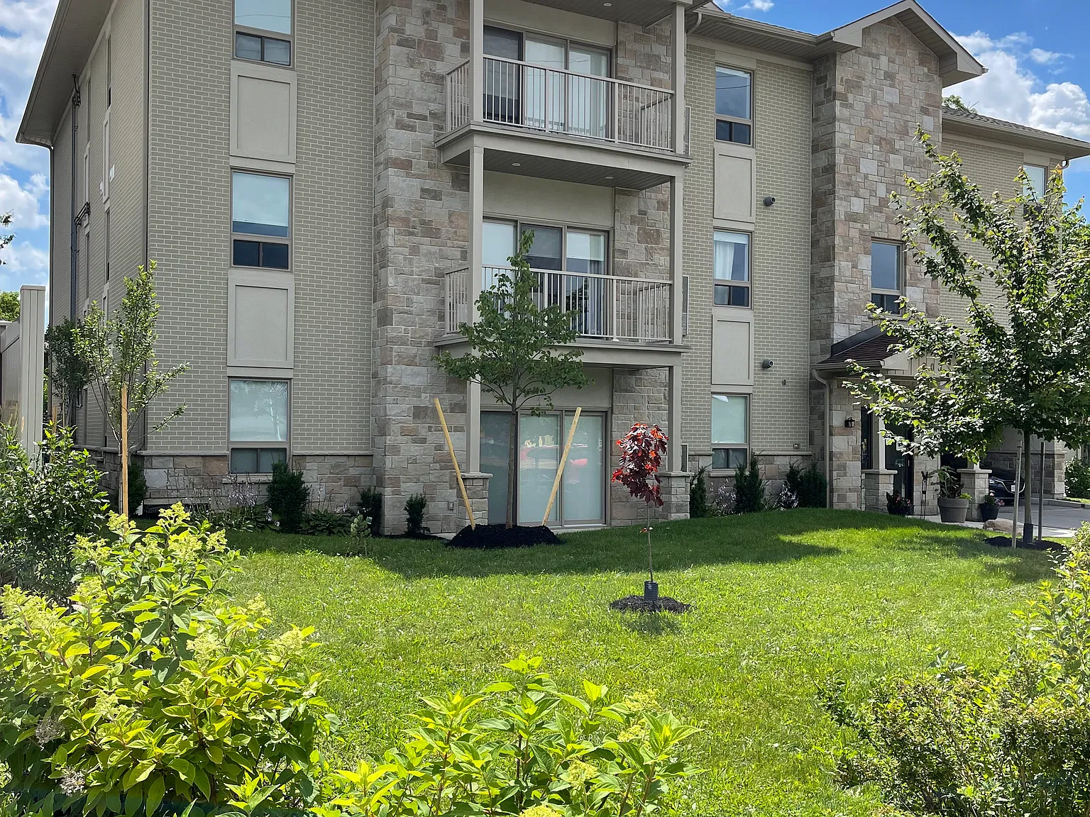 2 bed, 1000 sqft, $2,100 — Photo 1