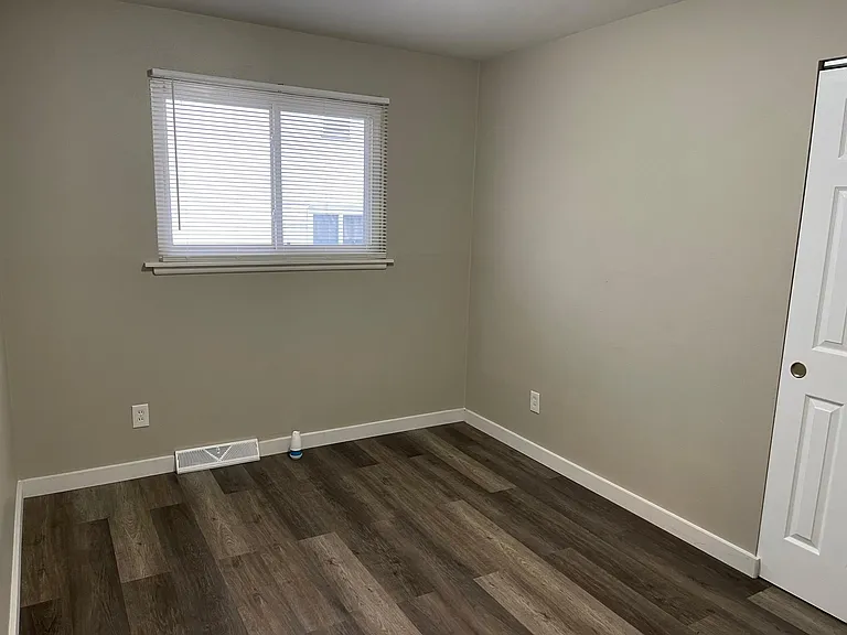 549 Holiday Ave — Photo 12