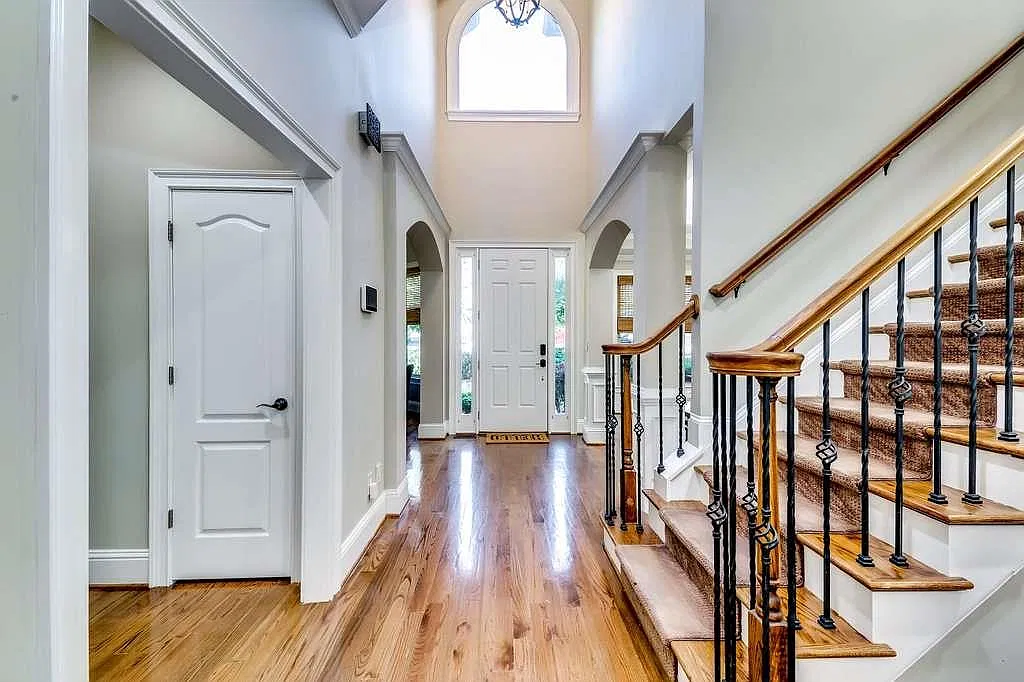 6 bed, 5.0 bath, 5500 sqft, $14,850 — Photo 2