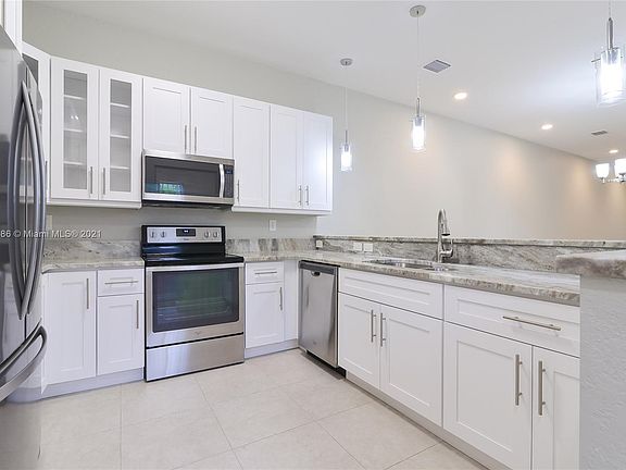4th image of 1035 NE 33rd St Unit 1035