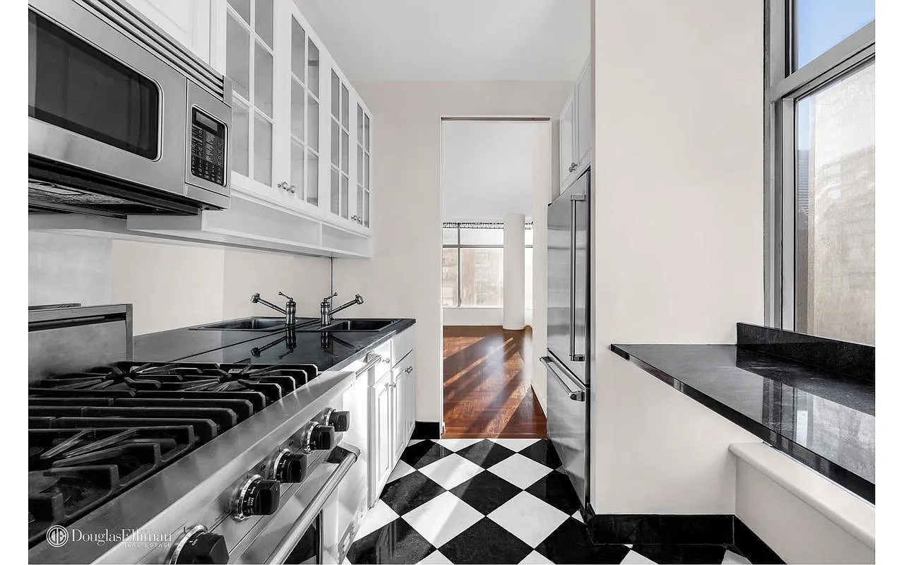 250 E 54th St APT 14A photo 1