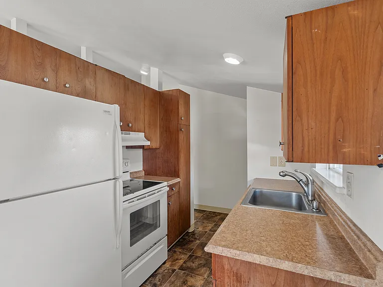 112 E 1st St #1 — Photo 3