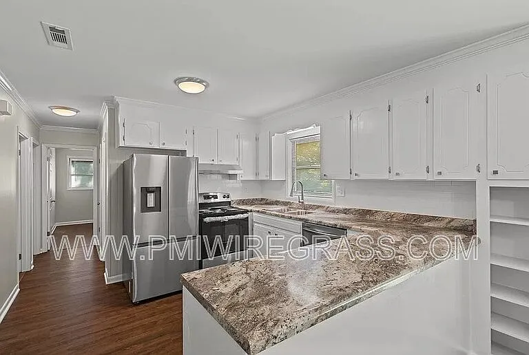119 Sharon Ct — Photo 2