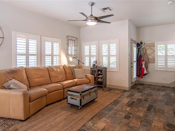 4th image of 638 Charles Ct S