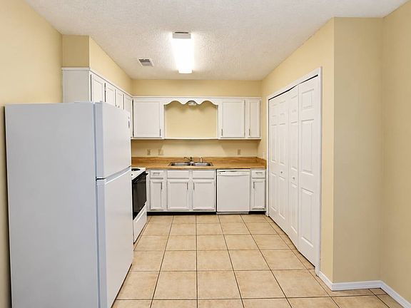5th image of 405 Cornwall Cir