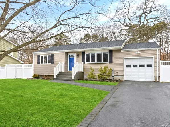 432 Bohemia Parkway, Sayville, NY 11782