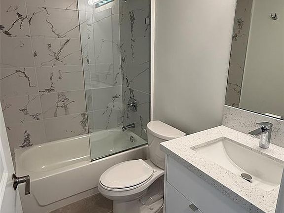 2nd image of 2526 Pierce St #14