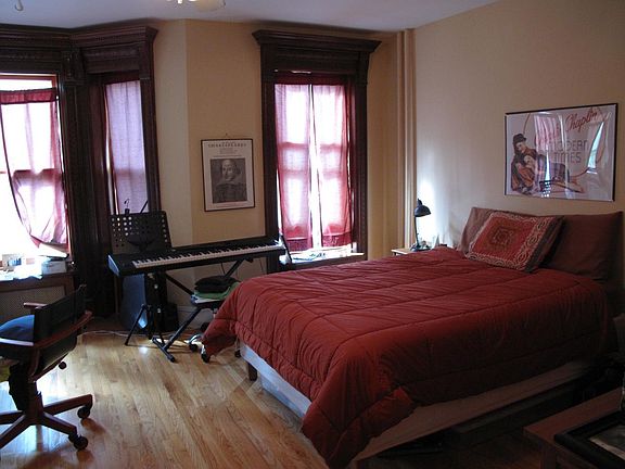 5th image of 821 Carroll St APT 3
