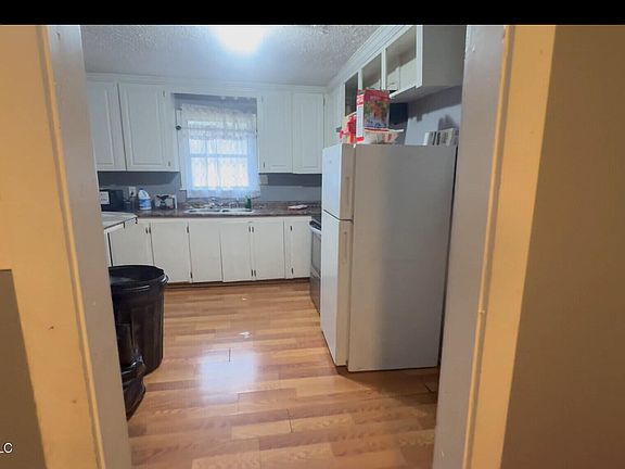 5th image of 2930 Greenview Dr