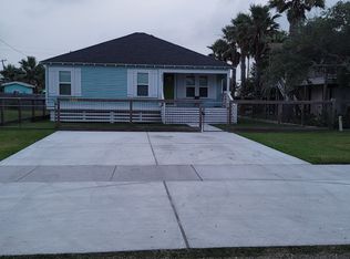 823 S Live Oak St, Rockport, TX 78382