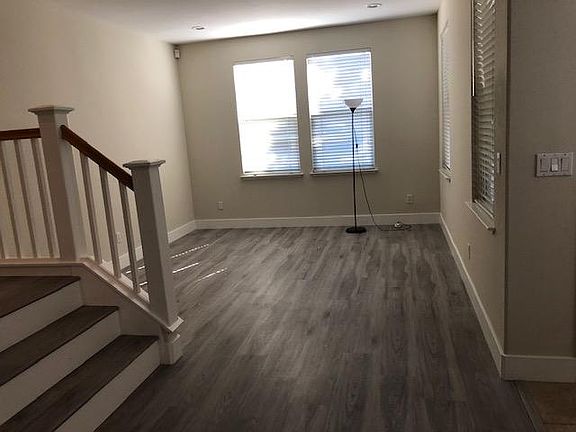 3rd image of 925 Oakes St