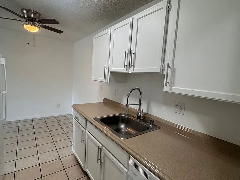 Spacious 1 Bedroom Apartment Homes — Photo 14