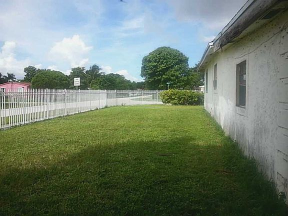 4th image of 17601 NW 32nd Ct
