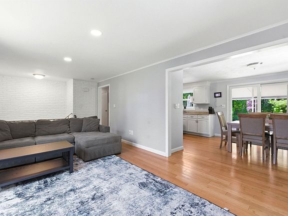 4th image of 137 Holten St