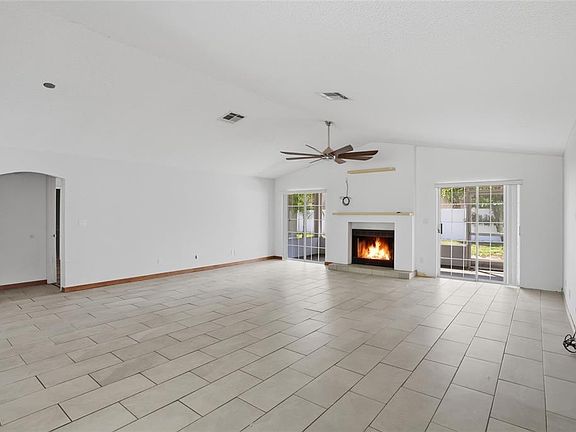 3rd image of 112 Augusta Cir
