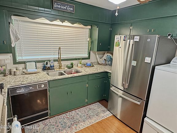 3rd image of 324 Starlite Dr